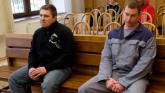 Členové neonacistické organizace White Justice Petr Janoušek (vlevo) a Filip Stránský u soudu v Táboře