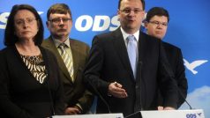 Místopředsedkyně ODS Miroslava Němcová, předseda poslaneckého klubu Zbyněk Stanjura, předseda Petr Nečas a ministr spravedlnosti a místopředseda strany Jiří Pospíšil na brífinku o budoucnosti vlády