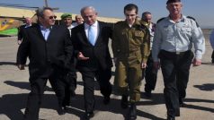 Náčelník generálního štábu izraelské armády Benny Gantz (napravo), izraelský premiér Benjamin Netanjahua (druhý zleva)