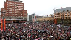 Tisíce lidí přišly v Oslu zazpívat Breivikovi píseň, kterou nenávidí
