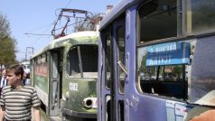 Poškozená tramvaj po výbuchu v Dněpropetrovsku, kde došlo k sérii explozí