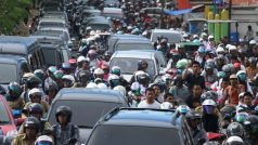 Ulice Banda Acehu v Indonésii se po zprávě o zemětřesení zaplnily lidmi