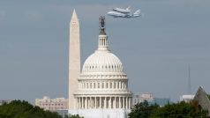 Discovery míjí Capitol a Washingtonův Památník