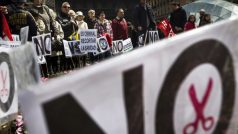 Demonstrující Španělé proti vládním škrtům v Madridu
