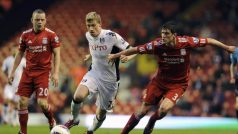 Fulham&#039;s Pavel Porgrebnyak (C) is challenged by Liverpool&#039;s Martin Kelly (R) and Jay Spearing during their English Premier League soccer match at Anfield stadium in Liverpool, northern England May 1, 2012