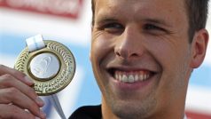 Alexander Dale Oen of Norway  shows off his silver medal after the men&#039;s 200m breaststroke final at the European Swimming Championships in Budapest  in this August 12, 2010 file photo. Oen  has died of a suspected heart attack in Arizona  at the age of 26