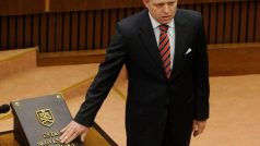 Nový slovenský premiér a předseda levicové strany SMER Robert Fico skládá svoji přísahu na slovenskou ústavu
