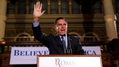 Republikánský prezidentský kandidát Mitt Romney zdraví své příznivce