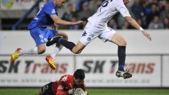 Utkání 28. kola první fotbalové ligy Slovan Liberec - 1. FC Slovácko 4. května v Liberci. Vojtěch Hadaščok (vlevo) z Liberce a Jan Trousil a brankář Dušan Melichárek ze Slovácka.