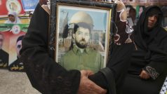 Palestinská žena s obrazem v Izraeli vězněného syna