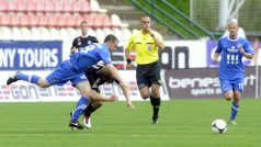 Utkání 28. kola první fotbalové ligy 1. FK Příbram - Baník Ostrava 5. května v Příbrami. Martin Šlapák z Příbrami (vpravo) a Tomáš Marek z Baníku.