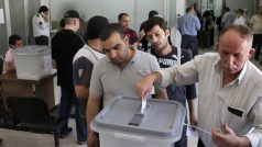 Syřané hlasující ve volební místnosti v Damašku
