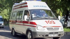Sanitka převáží Julii Tymošenkovou z vězení do nemocnice v Charkově