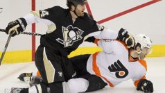 Pittsburgh Penguins Orpik Brooks (L), battles Philadelphia Flyers Jaromír Jágr during first period of Game 5 of their NHL Eastern Conference quarterfinal hockey game in Pittsburgh