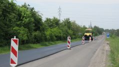 Na části trasy z Čelákovic do Lázní Toušeň už silničáři pokládají nový asfalt