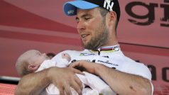 Cyklista Mark Cavendish se svou měsíční dcerou Delilah na stupních vítězů po 5. etapě Giro d&#039;Italia