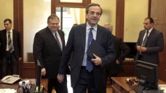 Lídr PASOKu Evangelia Venizelos (vlevo) vyprovází šéfa konzervativců Antonise Samarase po jejich setkání.