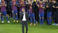 Barcelona&#039;s coach Pep Guardiola is applauded by his players in their last match at Nou Camp after their Spanish first division soccer match against Espanyol at Nou Camp stadium in Barcelona  May 5, 2012