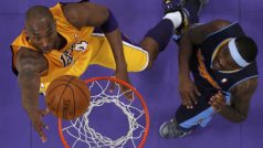 Los Angeles Lakers&#039; Kobe Bryant (L) puts up a shot past Denver Nuggets&#039; Ty Lawson during Game 7 of their NBA Western Conference basketball playoff series in Los Angeles, California May 12, 2012