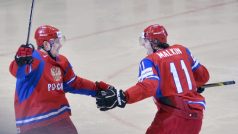 Rusové Alexander Perežogin (vlevo) a Jevgenij Malkin se radují z gólu na 1:0