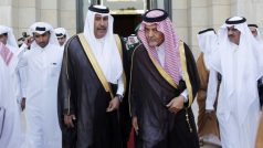 Saúdskoarabský ministr zahraničí Saud al-Faisal (vpravo) a katarský předseda vlády Hamad bin Jassim al-Thani