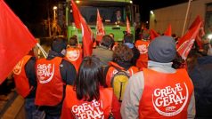 Portugalští pracující blokují cestu popelářskému vozu v portugalském Lisabonu v předvečer generální stávky