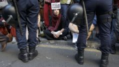 Příznivci španělského hnutí indignados protestují před finančním ústavem Bankia v Madridu