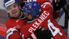 Tomáš Plekanec a Milan Michálek oslavují gól do švédské branky