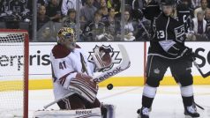 Phoenix Coyotes goalie Mike Smith (L) makes a save as Los Angeles Kings&#039; Dustin Brown waits for the rebound during the third period of Game 4 of their NHL Western Conference final playoff hockey game in Los Angeles, California, May 20, 2012
