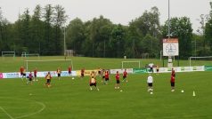 Čeští fotbalisté si zkoušejí trávník v Bad Waltersdorfu