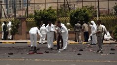 Jemenšstí policisté zajišťují stopy na místě výbuchu