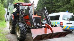 Policie zadržela muže v traktoru, který kradl dřevo
