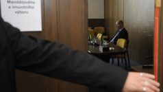 Předseda sněmovního mandátového a imunitního výboru Bohuslav Sobotka (v pozadí) čeká na začátek jednání, které se 22. května v Praze zabývalo přípustností trestního stíhání poslance Davida Ratha