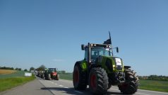 Kolona traktorů na silnici I/43 u Bořitova na Blanensku