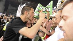Obránce Juventusu Bonucci slaví s fanoušky zisk mistrovského titulu, teď je ale podezřelý z ovliňování zápasů