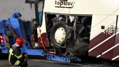 Záchranáři u vraku belgického autobusu, ve kterém zemřelo 28 lidí