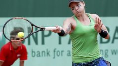 Bethanie Mattek-Sandsová of the U.S. returns the ball to her compatriot Sloane Stephens during the French Open tennis tournament at the Roland Garros stadium in Paris May 30, 2012.