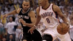 Oklahoma City Thunder point guard Russell Westbrook (R) drives by San Antonio Spurs point guard Tony Parker during the second half of Game 6 of the NBA Western Conference basketball finals in Oklahoma City, Oklahoma, June 6, 2012