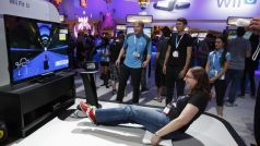 Lidé si zkouší hru Nintendo Wii U na zábavním veletrhu E3 v Los Angeles