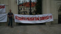 Mítink Poláků ve Varšavě vinil Rusy za Kaczynského smrt. V blízkém hotelu Bristol bydlí ruští fotbalisté