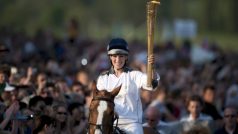 Zara Phillipsová s olympijskou pochodní v Cheltenhamu