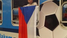 Fanoušek s českou vlajkou ve vlaku, které nese jméno Antonína Panenky