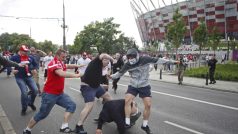 Násilí mezi polskými a ruskými fotbalovými fanoušky u varšavského stadionu