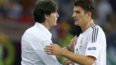 Trenér Německa Löw děkuje Gomezovi za jeho výkon