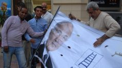 Stoupenci sekulárního kandidáta Ahmada Šafíka vyvěšují transparenty po Káhiře