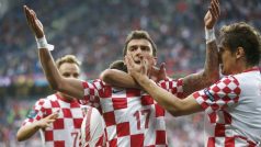 Chorvatští fotbalisté v čele se střelcem Mandžukičem oslavují vyrovnávací gól do sítě Itálie