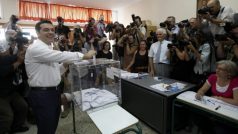 Šéf řecké koalice radikální levice SYRIZA Alexis Tsipras u volební urny