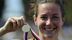 Šťastná Denisa Rosolová na MČR po zisku zlata na trati 400 m překážek