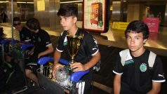 Mladí fotbalisté Sportingu Lisabon s trofejí pro vítěze All Stars 2012