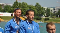 Mistři Evropy v rychlostní kanoistice Jaroslav Radoň a Filip Dvořák (zprava) si vychutnávají hymnu po svém vítězství v chorvatském Záhřebu